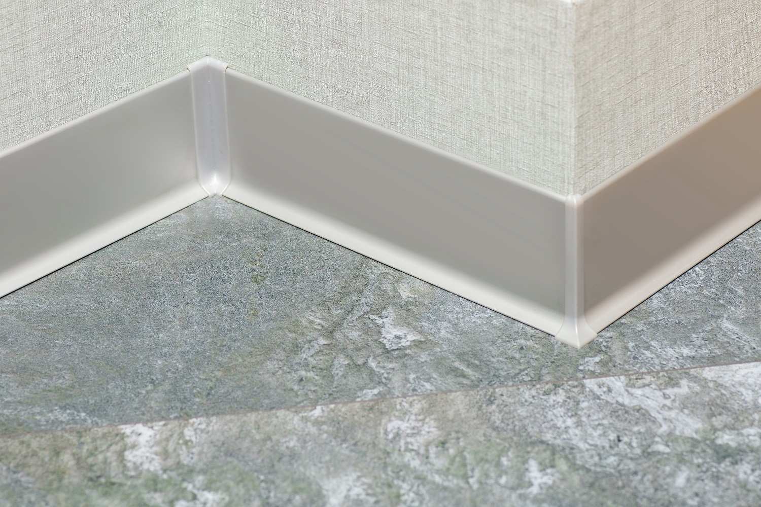 Плинтус алюминиевый 60 мм ПЛ-60 серебро/мат муар 3м.