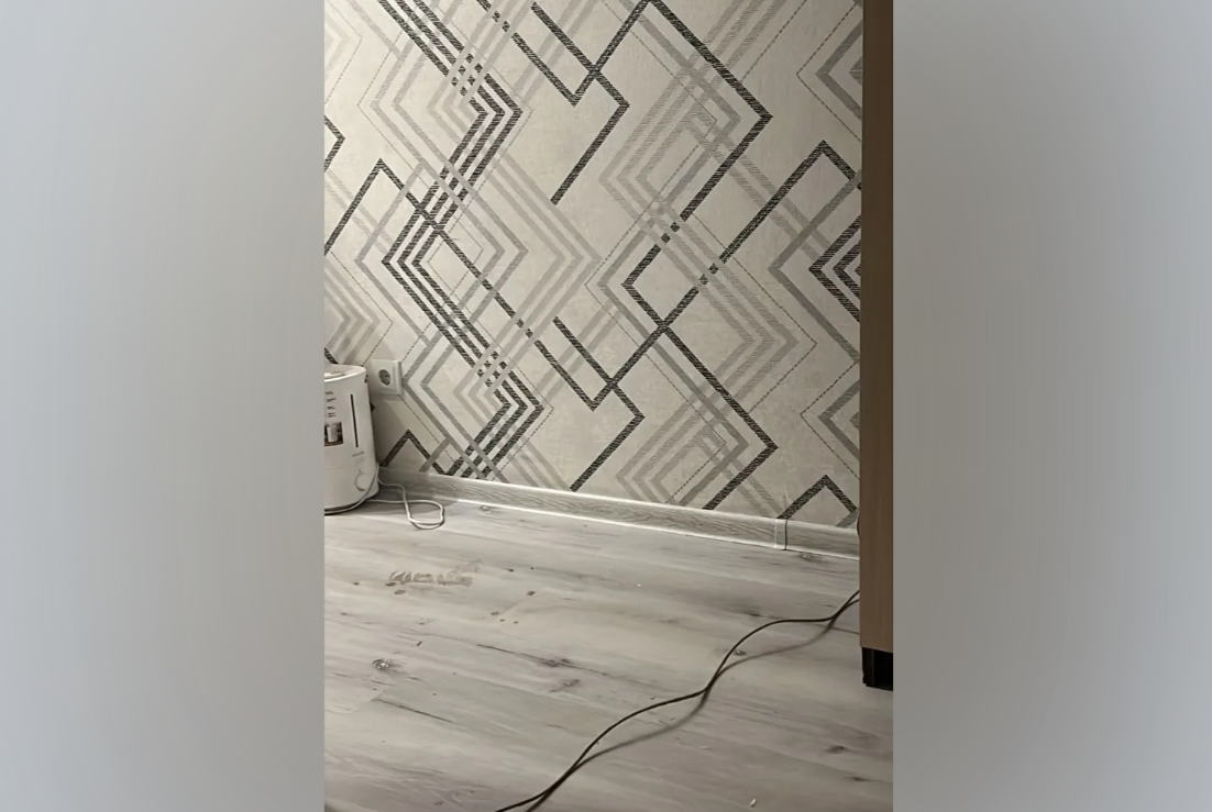 Плинтус ПВХ Идеал Классик 70мм 2,2м 251 Ясень