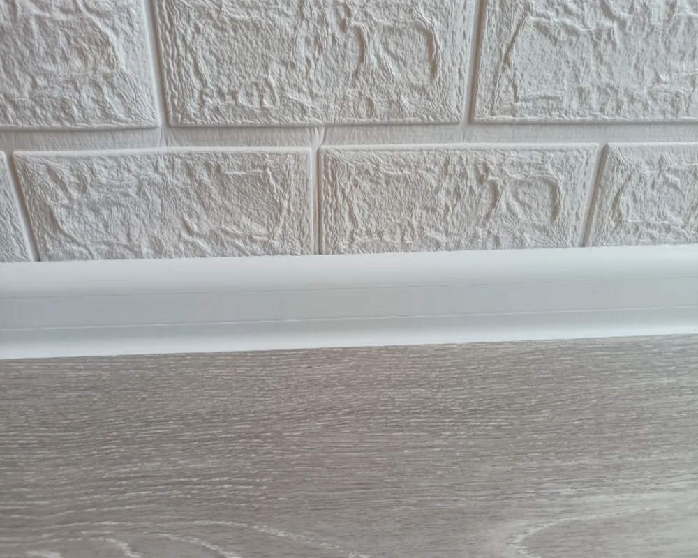 Плинтус ПВХ Идеал Классик 70мм 2,2м 001 Белый